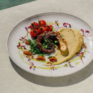 Polvo com purê de grão de bico, tomate assado, espinafre refogado e gremolata