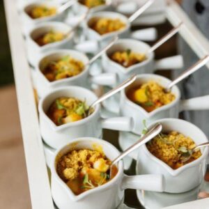Bobó de camarão rosa com arroz com nuts, farofa de banana da terra e bacon