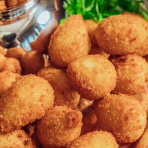 Coxinha de Linguiça Blumenau com Molho de Mostarda e Mel