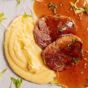 Escalope de mignon ao molho de cogumelos com aligot