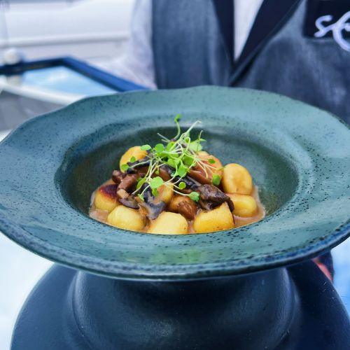 Nhoque de Batata Doce Selado com Molho de Cogumelos ao Aroma de Trufas