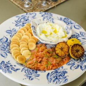 Blinis com Salmão Gravlax e Chantilly de Limão Siciliano