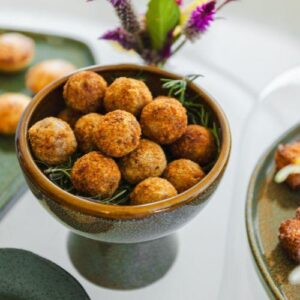 Bolinho de Boeuf Bourguignon com Aioli de Dijon