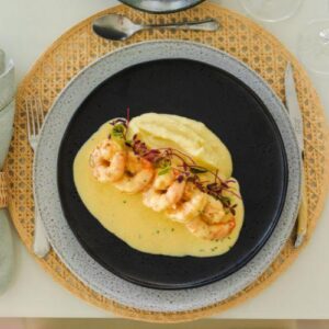 Camarão rosa ao molho champagne com purê de batata e batata palha caseira