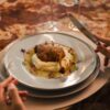Confit de canard ao molho de laranja com purê de batata trufado