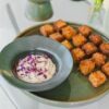 Dadinho de Tapioca com Bacalhau e Aioli de Azeitona