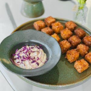 Dadinho de Tapioca com Bacalhau e Aioli de Azeitona
