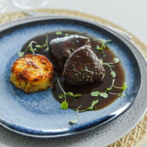 Escalopes de mignon ao molho rôti malbec com batata rosti e bacon