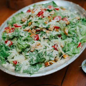 Caesar Salad com Croutons, Parmesão, Bacon e Tomates Confit