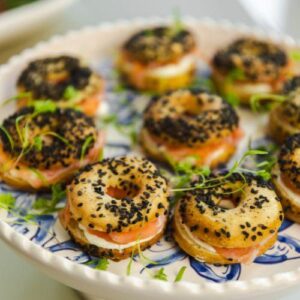 Mini bagel com salmão gravlax e creme azedo