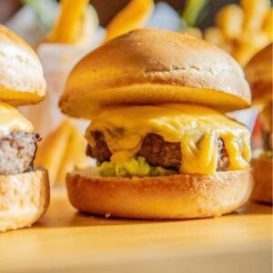 Mini Burger de Filé Mignon com American Cheese e Maionese Especial
