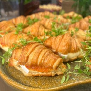 Mini Croissant com Brie e Geleia de Frutas Vermelhas