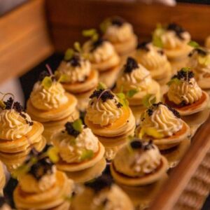 Blinis com Ovas e Chantilly de Limão Siciliano