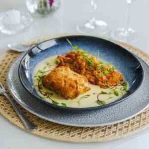 Peixe branco em crosta de nuts ao molho de limão siciliano e arroz caldoso de tomates