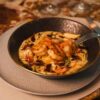 Penne ao Molho de Vinho Branco com Bacon e Camarão Rosa